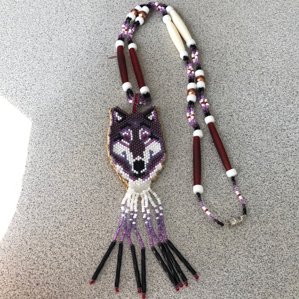 Necklace Hand-beaded Native American wolf